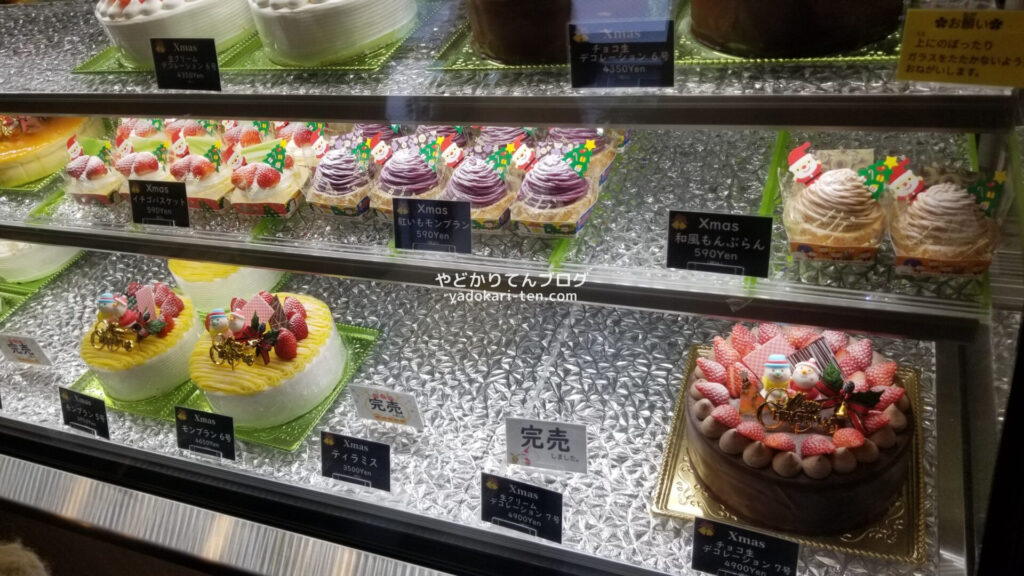 アモンド洋菓子店のクリスマスのショーケース