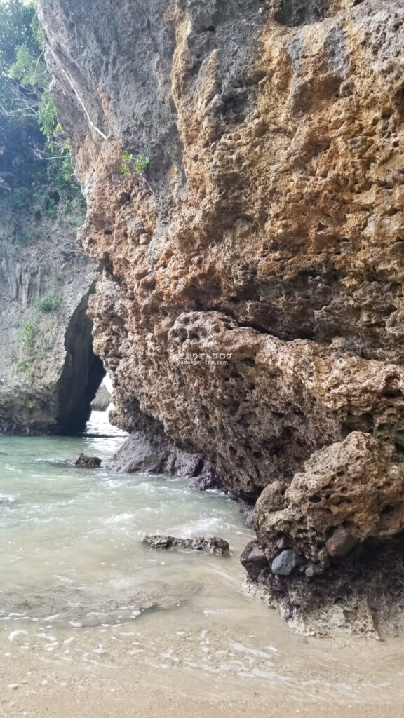 サビチ洞少しだけ見えるキノコ岩